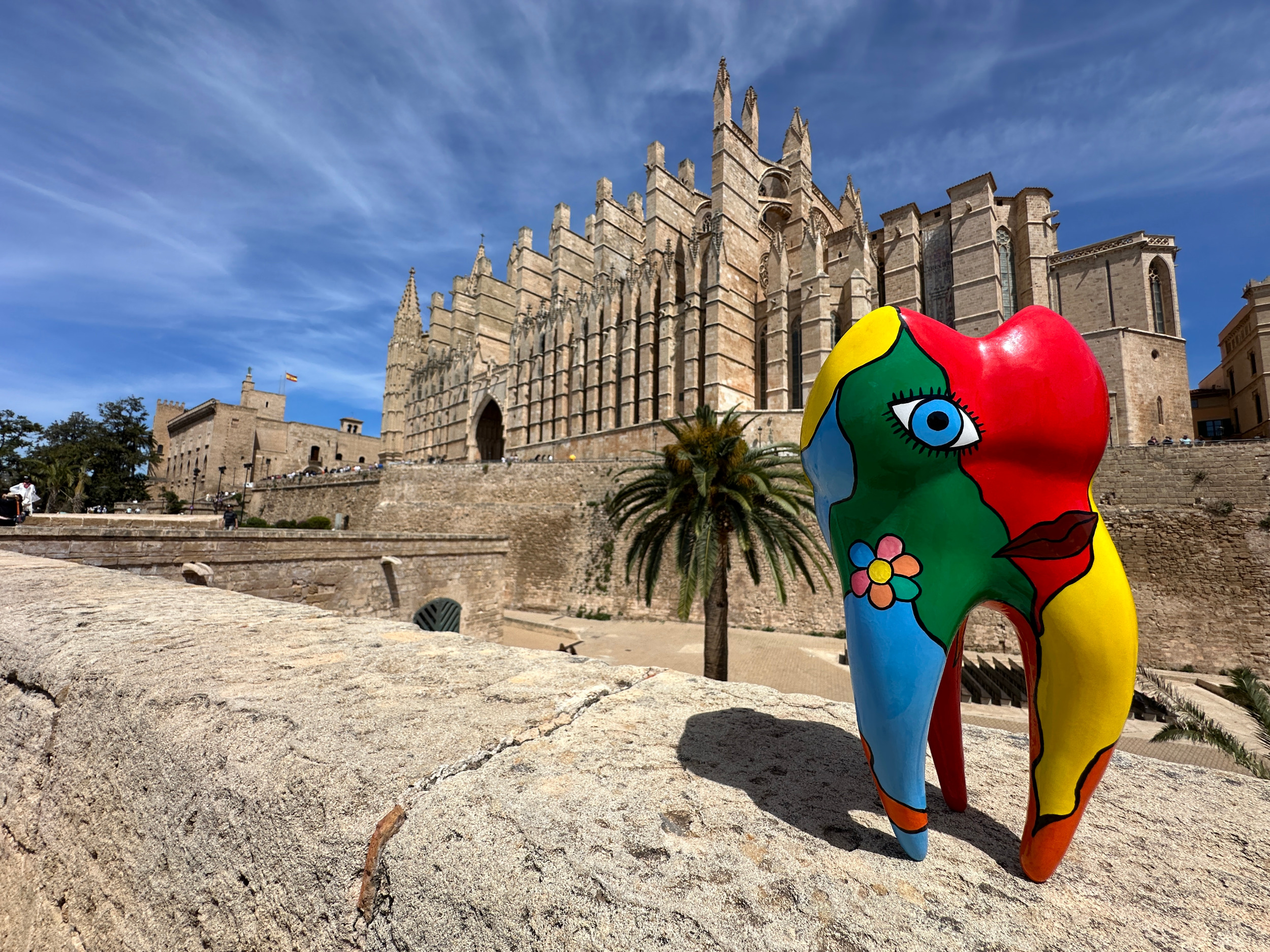 Bunter Zahn steht vor historischem Gebäude