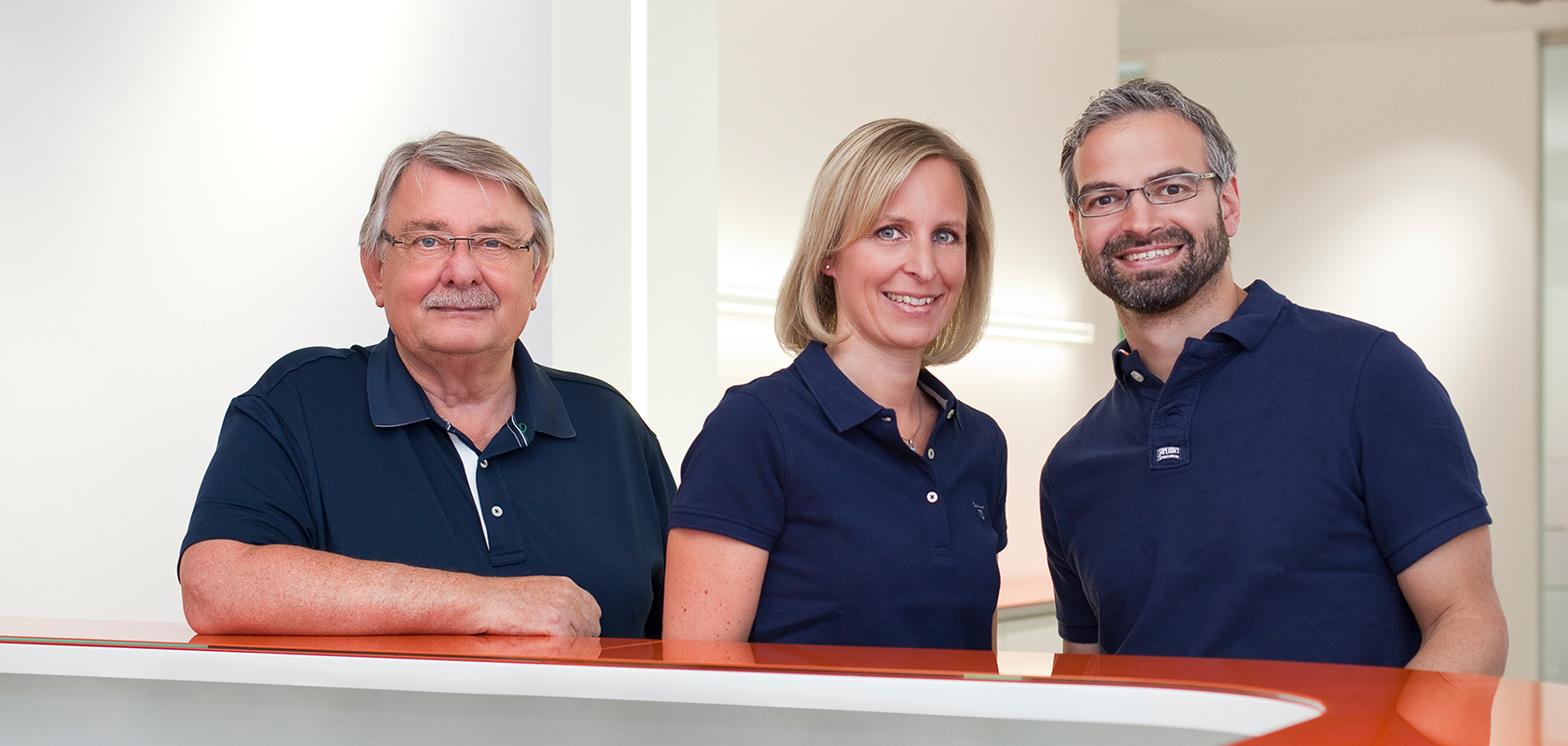 Gruppenfoto von 3 Zahnärzten