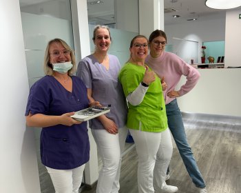 Vier Mitarbeiterinnen stehen in der Praxis